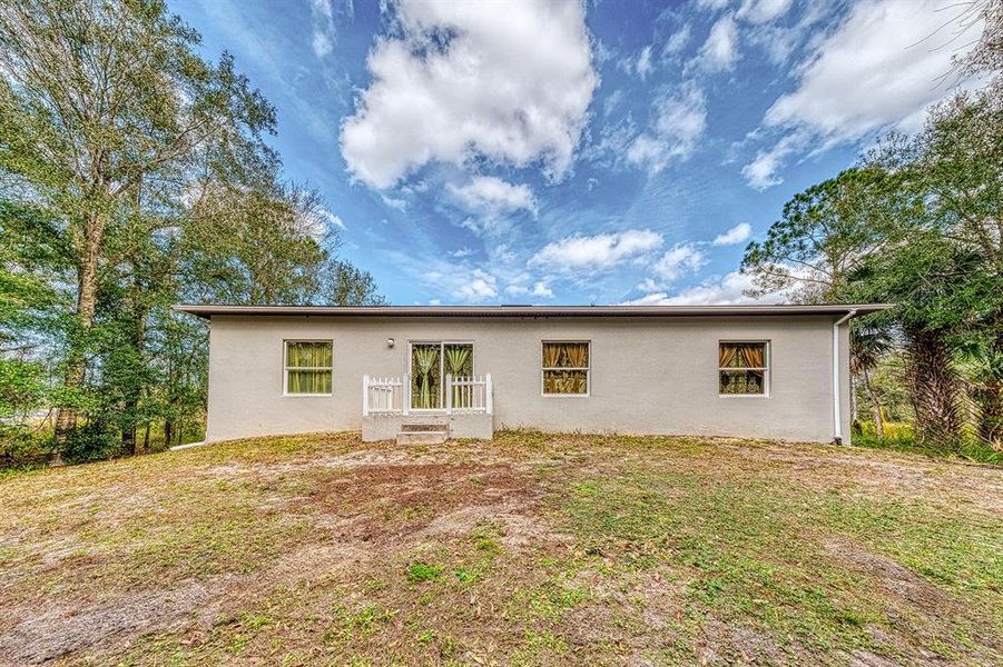 Exterior details and patio area of a home in , Poinciana (Image 4).