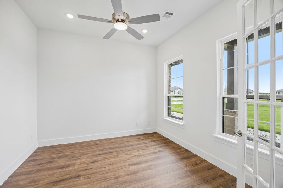 Spacious, unfurnished interior of a new home in Lakeway Estates, Waxahachie (Image 30).