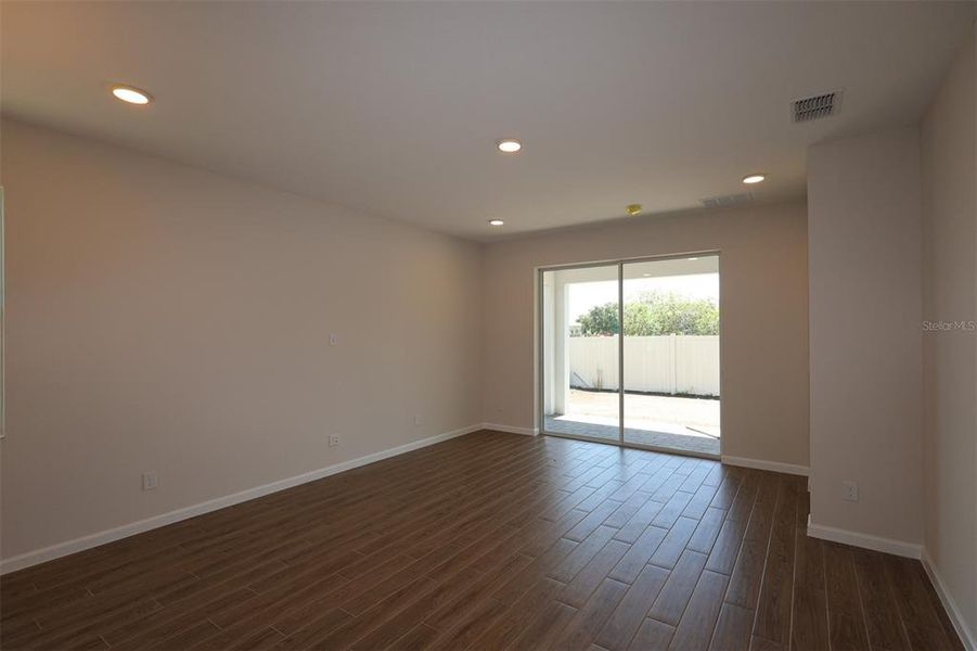 Spacious, unfurnished interior of a new home in Bay Lake Farms, St. Cloud (Image 8).