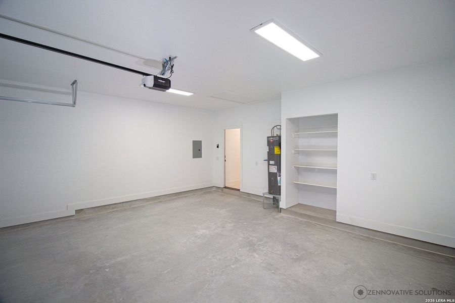 Spacious, unfurnished interior of a new home in , Canyon Lake (Image 20).