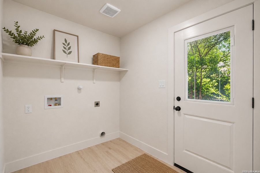 Spacious, unfurnished interior of a new home in , San Antonio (Image 37).