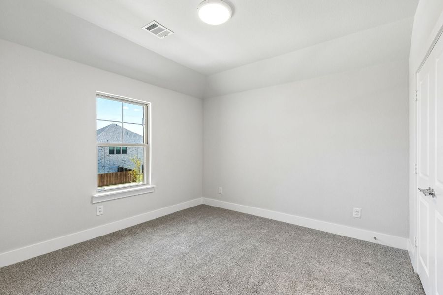 Spacious, unfurnished interior of a new home in Dove Hollow, Waxahachie (Image 25).