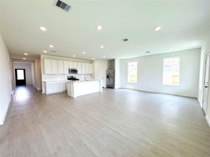 Spacious, unfurnished interior of a new home in Anniston, Katy (Image 27).
