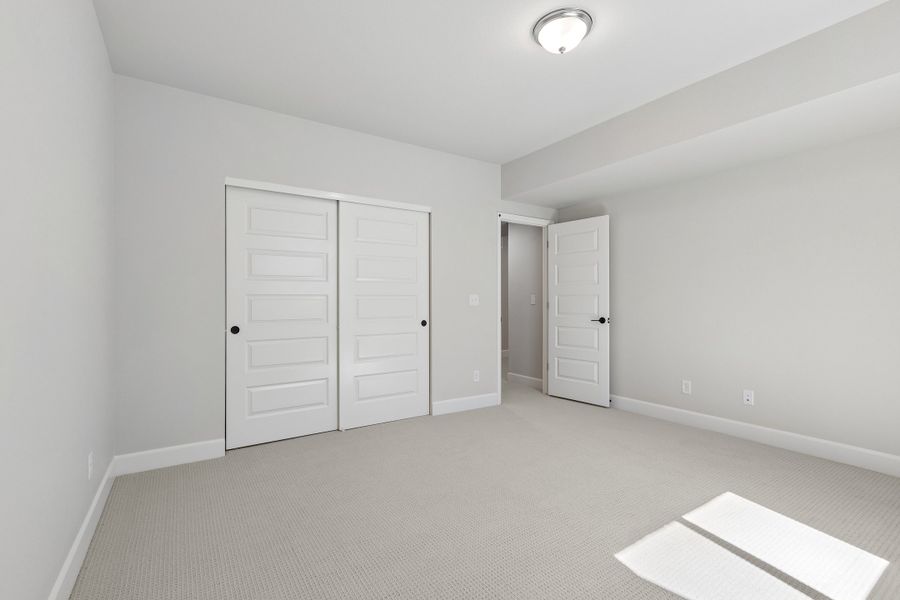 Spacious, unfurnished interior of a new home in Sterling Ranch, Littleton (Image 30).