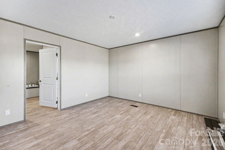 Spacious, unfurnished interior of a new home in , Shelby (Image 29).