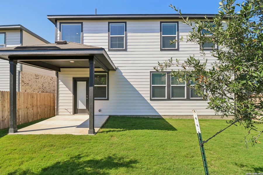Exterior details and patio area of a home in Thomas Pond, San Antonio (Image 4).