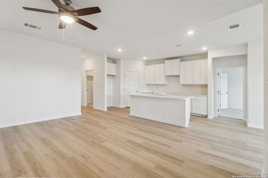 Spacious, unfurnished interior of a new home in Catalina, Converse (Image 28).