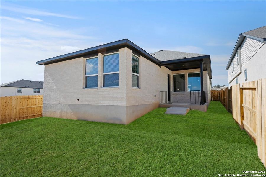 Exterior details and patio area of a home in Meyer Ranch, New Braunfels (Image 4).