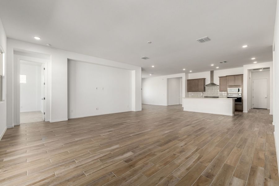Spacious, unfurnished interior of a new home in Las Ventanas - RV Collection, Goodyear (Image 9).
