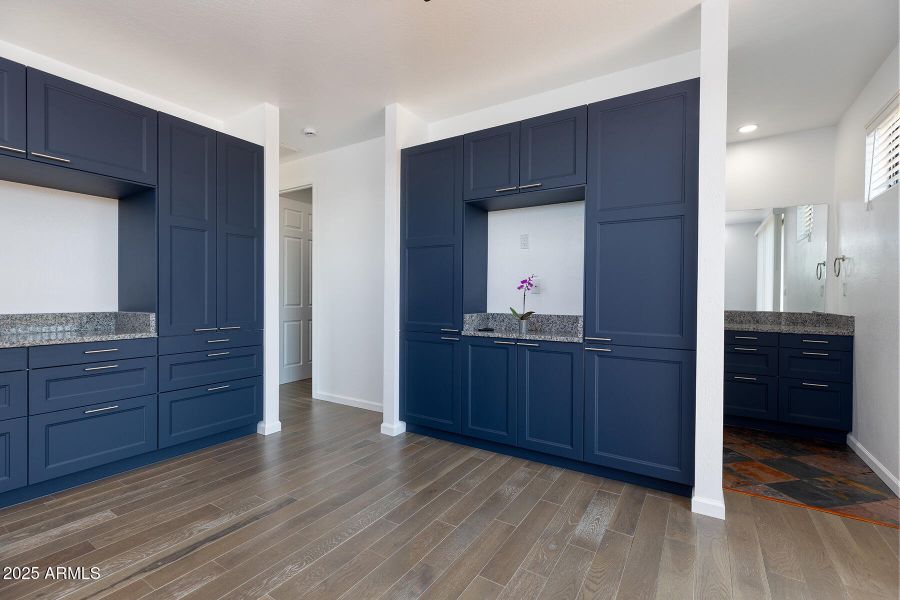 2943 E Lookout Ln (33) 2943 E Lookout Ln (33)