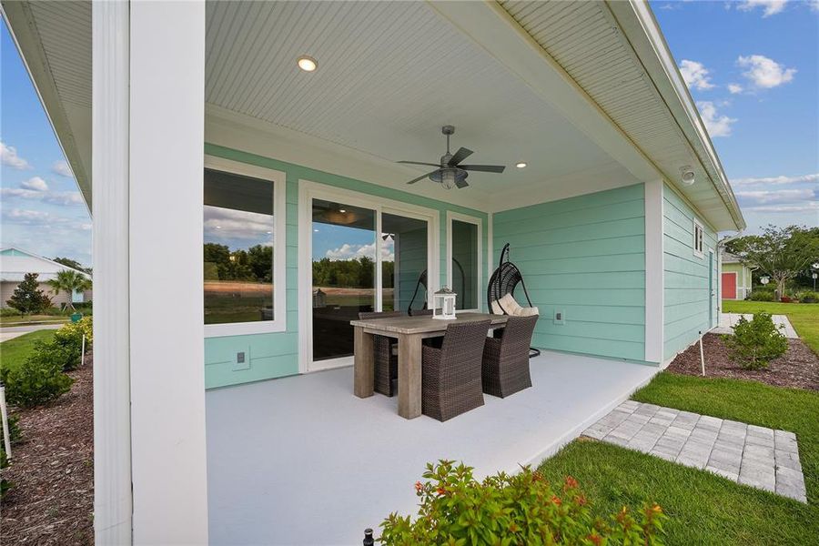 Exterior details and patio area of a home in , Lady Lake (Image 2).