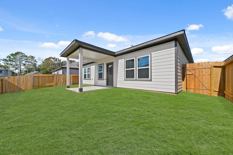 Exterior details and patio area of a home in Lexington Heights, Willis (Image 3).