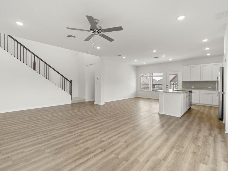 Spacious, unfurnished interior of a new home in Crosswinds, Kyle (Image 9).