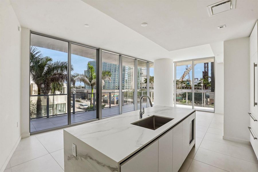 12-web-or-mls-Biscayne Blvd 201-S0409-01