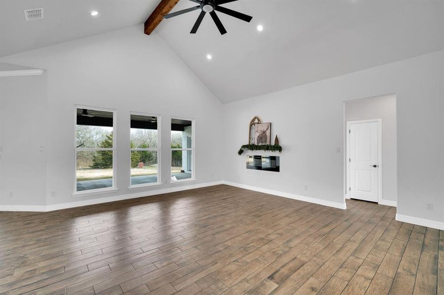 Spacious, unfurnished interior of a new home in , Waxahachie (Image 28).