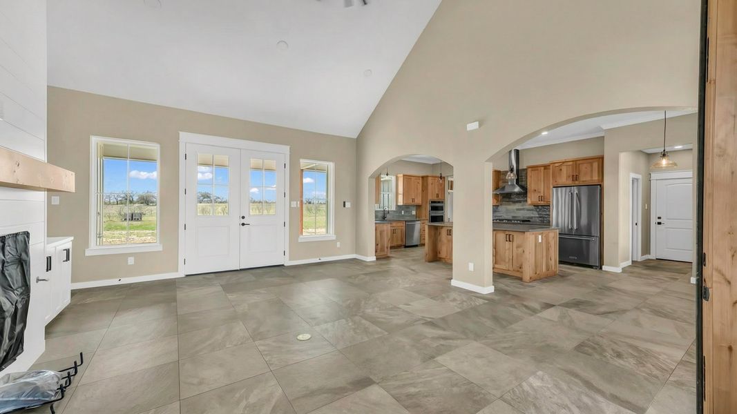 Spacious, unfurnished interior of a new home in Oak Water Ranch, Granbury (Image 12).