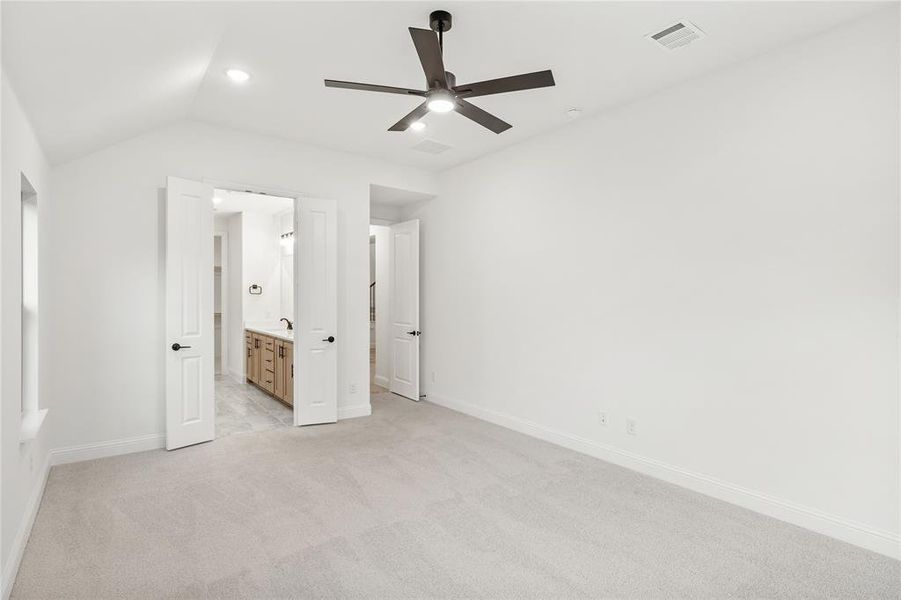 Spacious, unfurnished interior of a new home in Willow Wood, McKinney (Image 28).