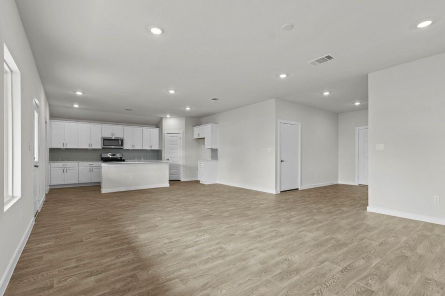Spacious, unfurnished interior of a new home in Hartland Ranch, Lockhart (Image 18).