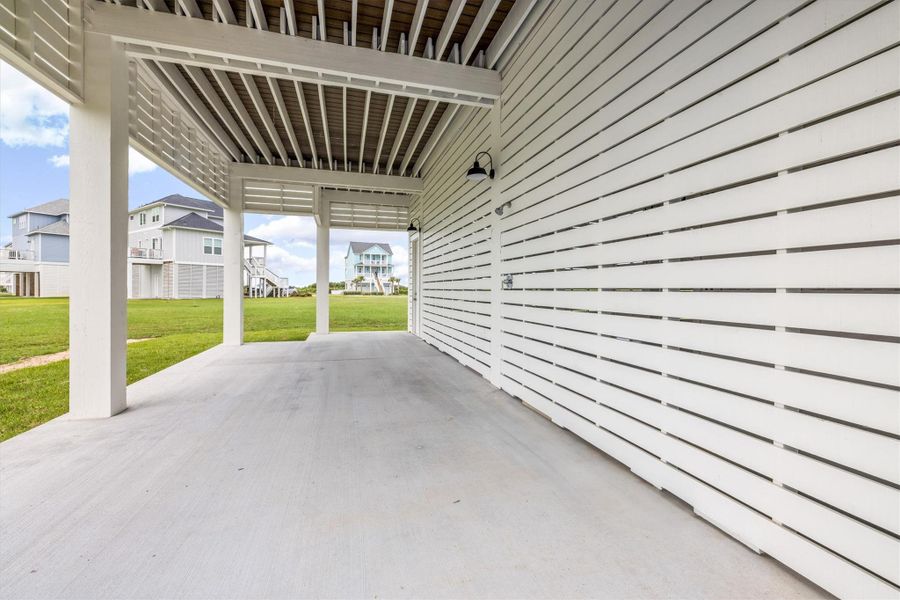 Spacious, unfurnished interior of a new home in , Galveston (Image 15).