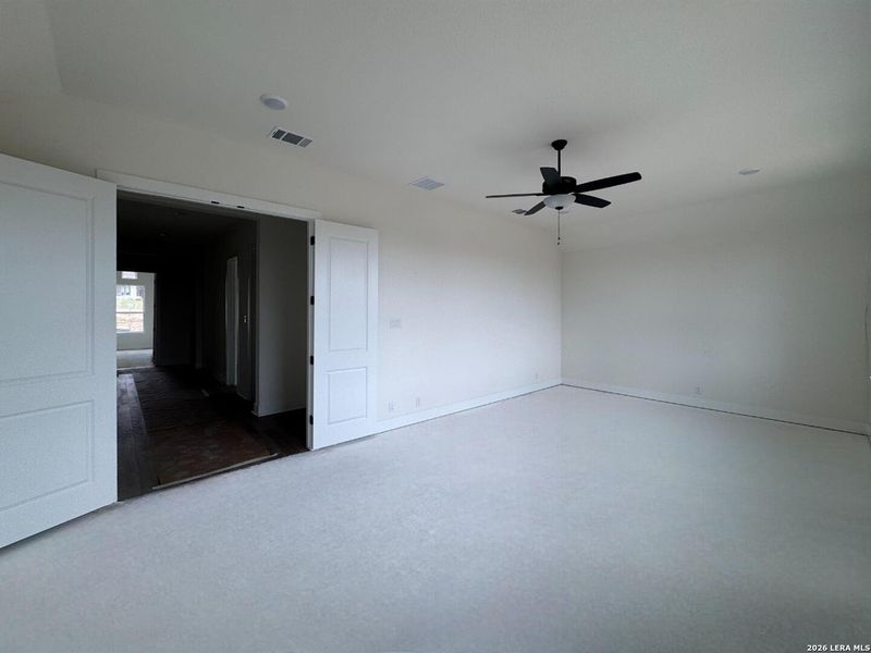 Spacious, unfurnished interior of a new home in Waldsanger, New Braunfels (Image 9).