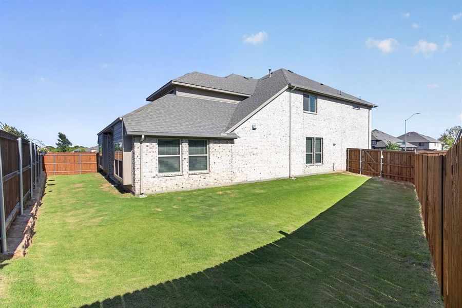 Tons of side yard for space to play - and don't forget all of the amenities and green spaces just beyond your front door. Tons of side yard for space to play - and don't forget all of the amenities and green spaces just beyond your front door.