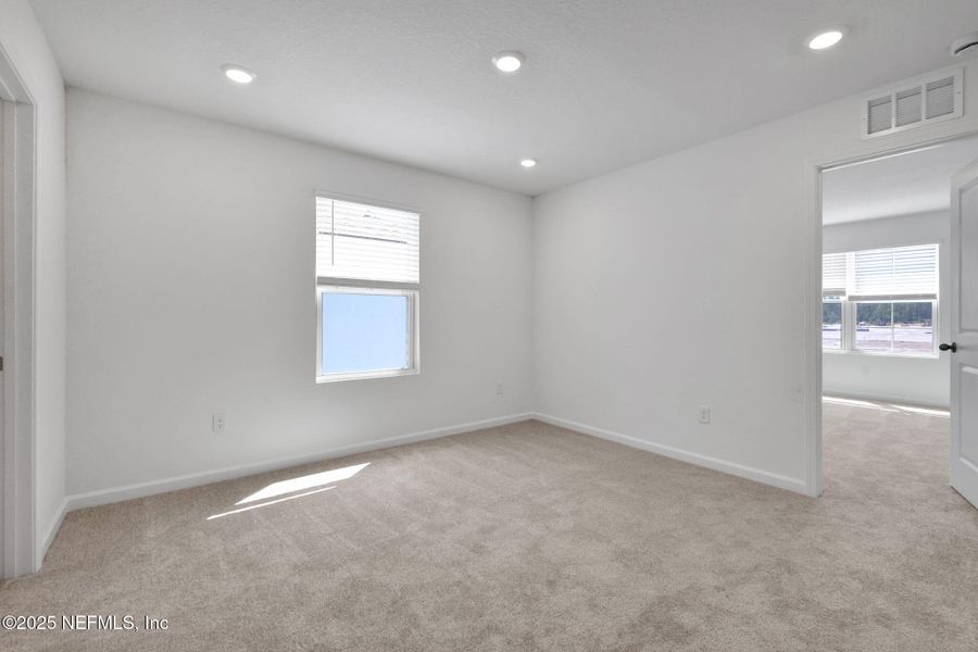 Spacious, unfurnished interior of a new home in Bellbrooke, Jacksonville (Image 12).