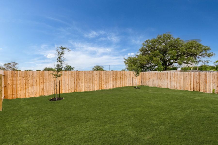 Exterior details and patio area of a home in Weston Oaks, San Antonio (Image 3).