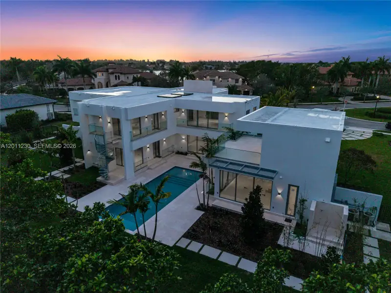 Condo located in Weston, FL showcasing its design and architecture (Image 5).