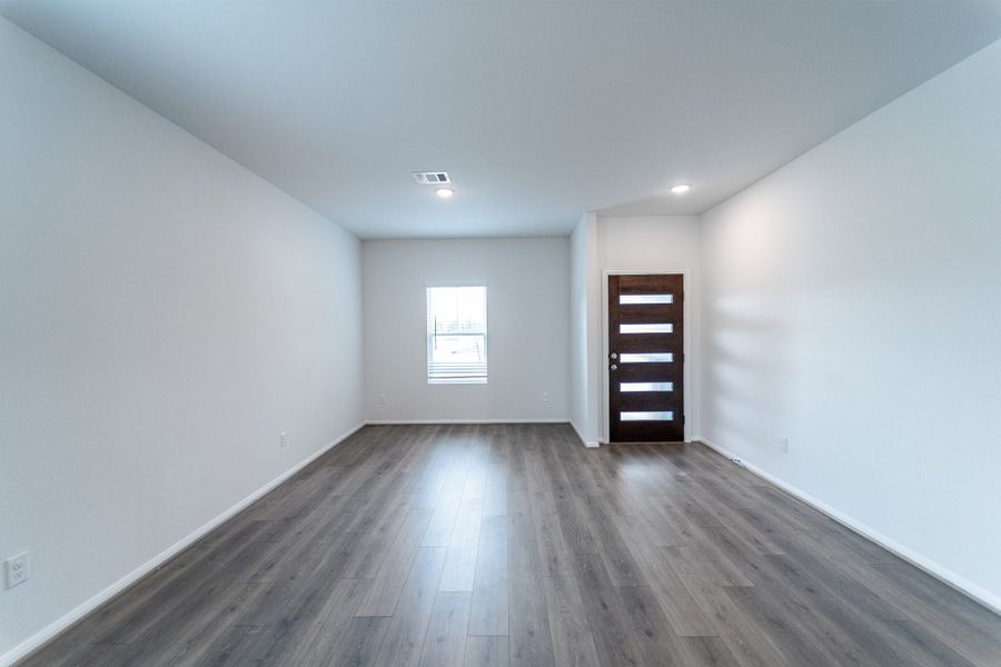 Spacious, unfurnished interior of a new home in Paramount, Kyle (Image 8).