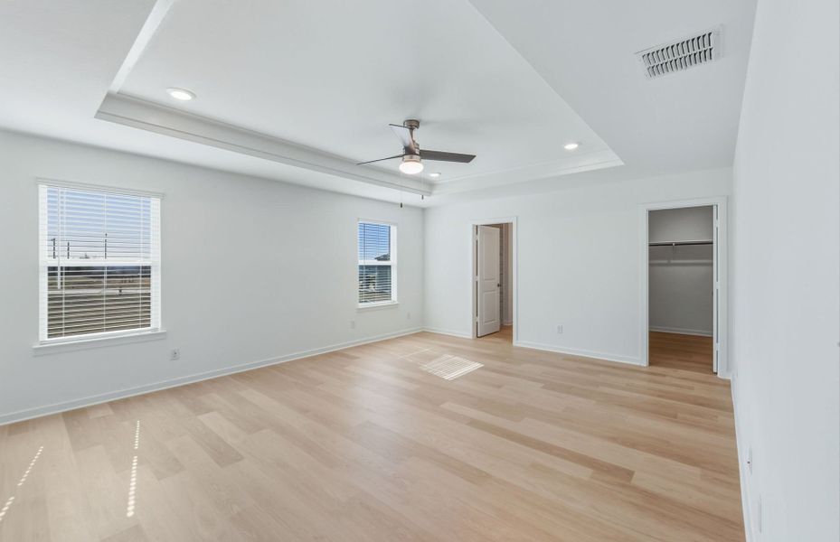 Spacious, unfurnished interior of a new home in Sunfield, Buda (Image 37).