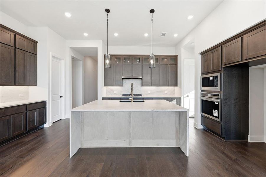 Furnished interior view inside a new home in Ridge Crossing, Waxahachie (Image 5). Furnished interior view inside a new home in Ridge Crossing, Waxahachie (Image 5).
