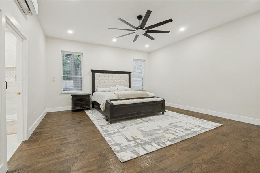 Furnished interior view inside a new home in , Corsicana (Image 17).