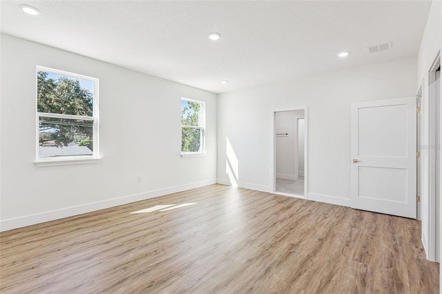 Spacious, unfurnished interior of a new home in , Belle Isle (Image 14).