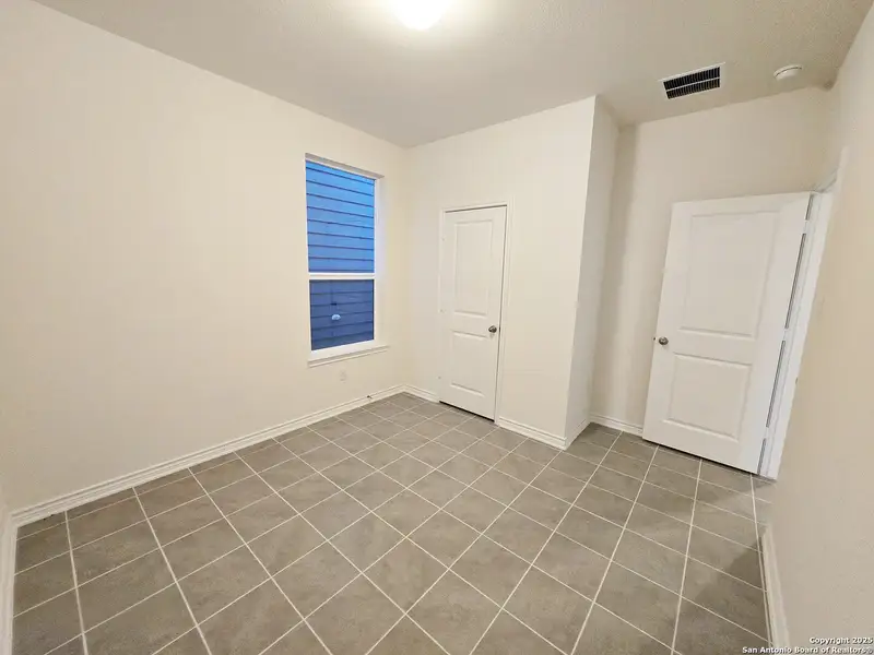 Spacious, unfurnished interior of a new home in Cove at Westover Hills, San Antonio (Image 8).