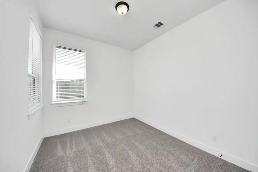 Spacious, unfurnished interior of a new home in Beacon Point, Texas City (Image 37).