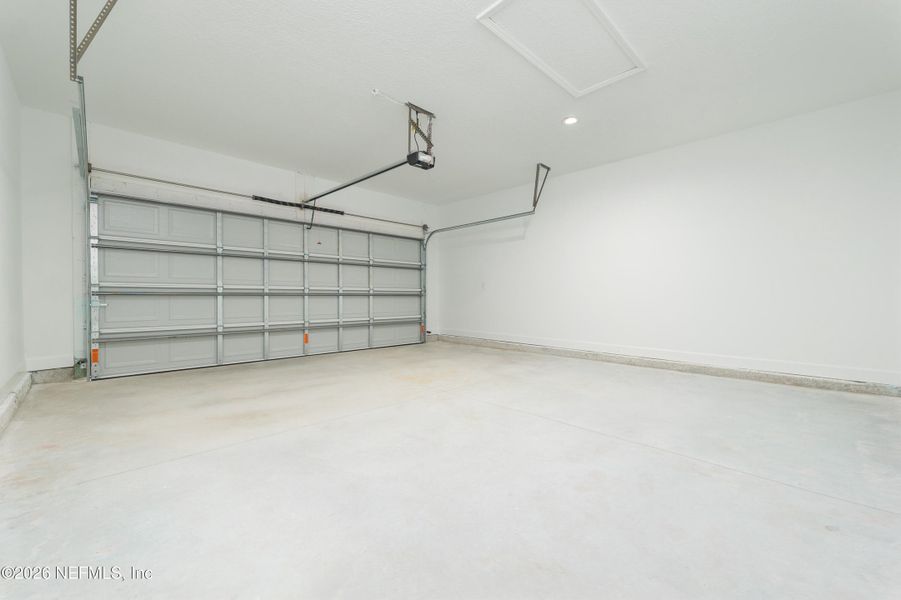 Spacious, unfurnished interior of a new home in , Middleburg (Image 23).