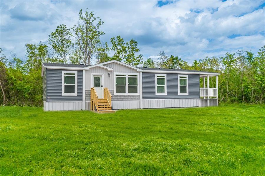Exterior details and patio area of a home in , Starke (Image 28).