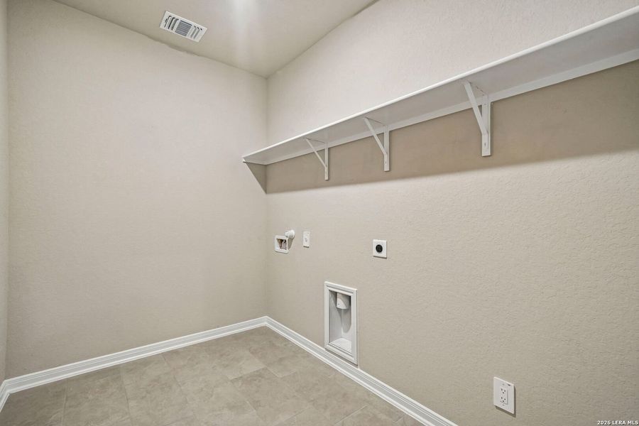 Spacious, unfurnished interior of a new home in Royal Crest, San Antonio (Image 31).