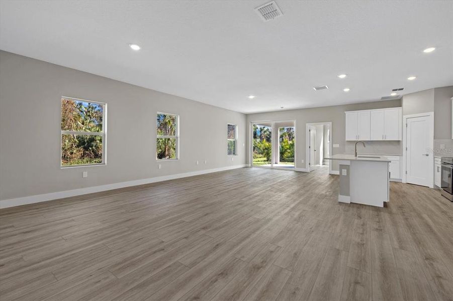 Living Room/Kitchen Living Room/Kitchen