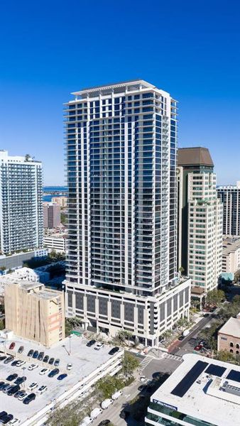 Condo located in St. Petersburg, FL showcasing its design and architecture (Image 34).