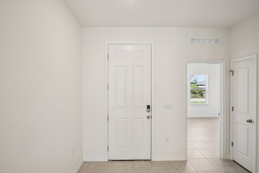 Spacious, unfurnished interior of a new home in Marion Oaks, Ocala (Image 30).