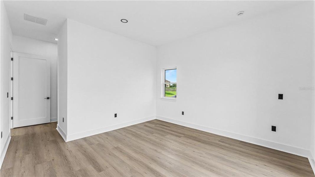 Spacious, unfurnished interior of a new home in , Lake Alfred (Image 23).