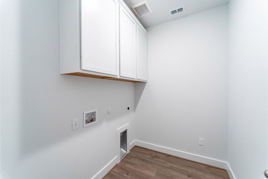 Spacious, unfurnished interior of a new home in Sunfield, Buda (Image 16).