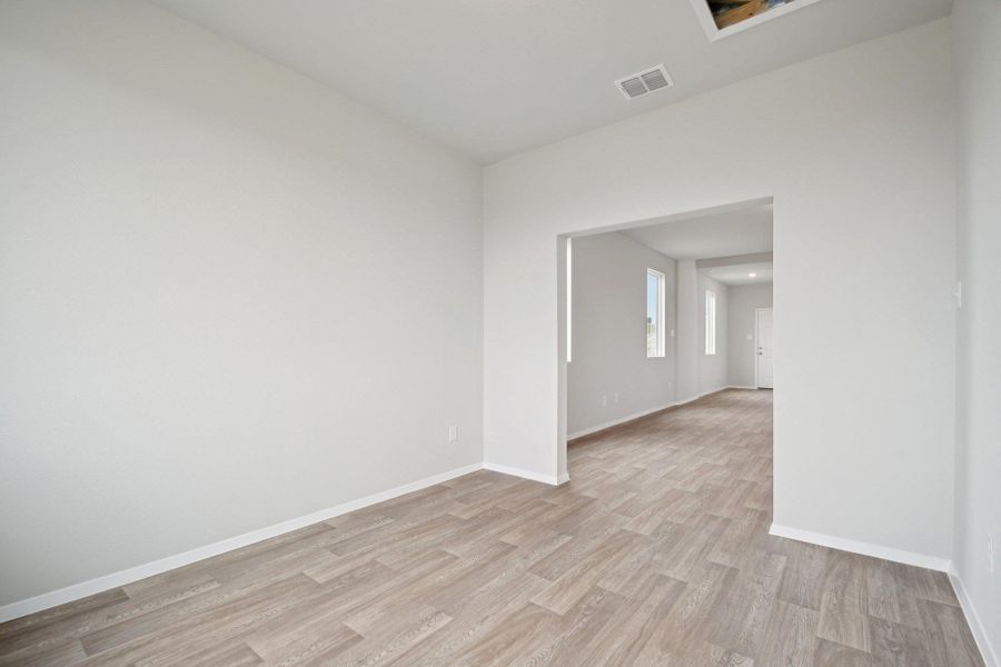 Spacious, unfurnished interior of a new home in Cloverleaf, Austin (Image 31).