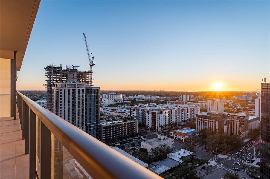 Condo located in St. Petersburg, FL showcasing its design and architecture (Image 28).
