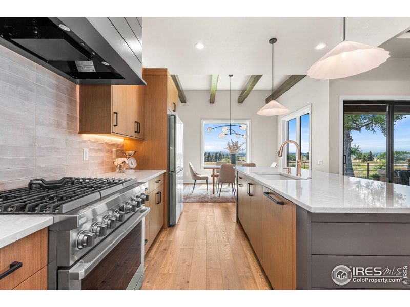 Beautifully appointed chef's kitchen