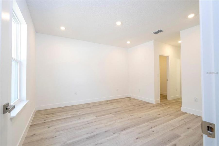 Spacious, unfurnished interior of a new home in , Eustis (Image 27).