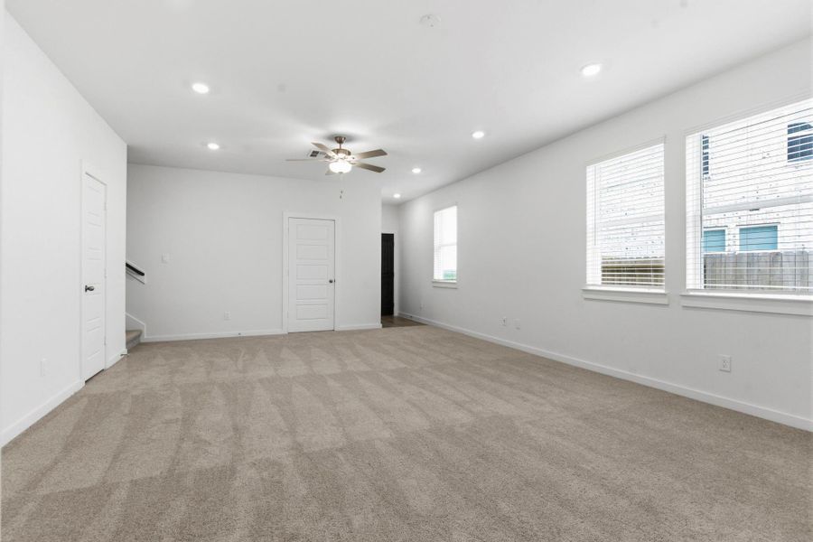 Spacious, unfurnished interior of a new home in , Iowa Colony (Image 23).