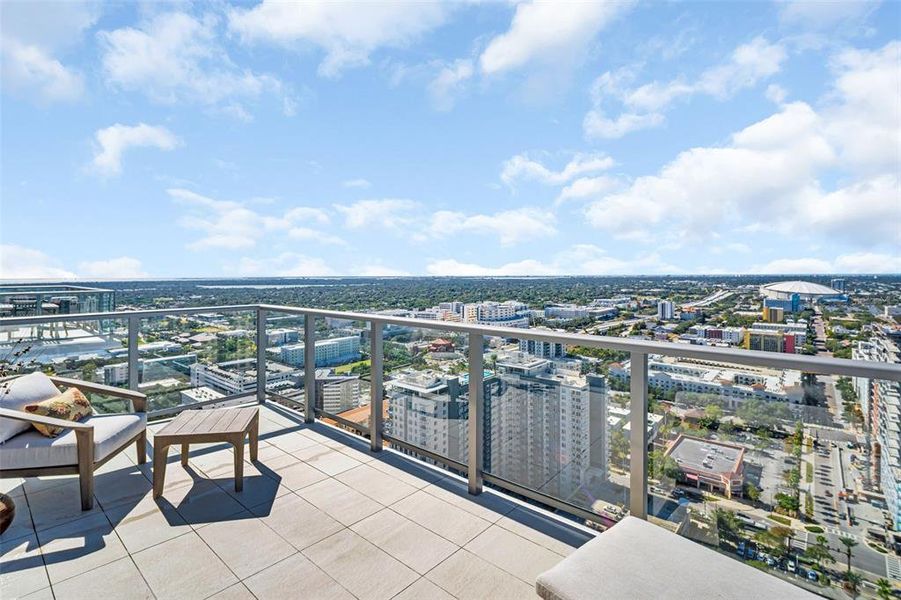 Condo located in St. Petersburg, FL showcasing its design and architecture (Image 31).