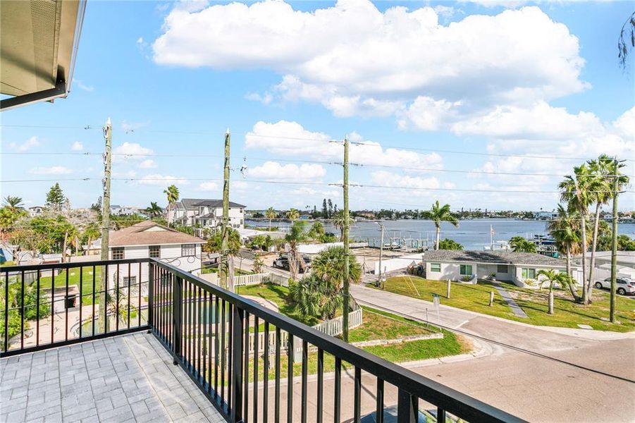 Exterior details and patio area of a home in , St. Petersburg (Image 24).